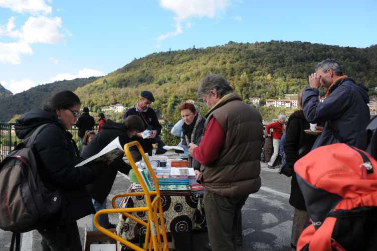Stand de livres de la librairie Zadig devant vue de Saint-Claude